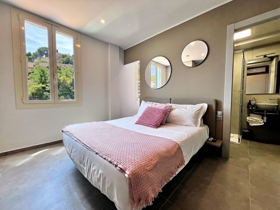 Classic Triple Studio with double bed and single bed