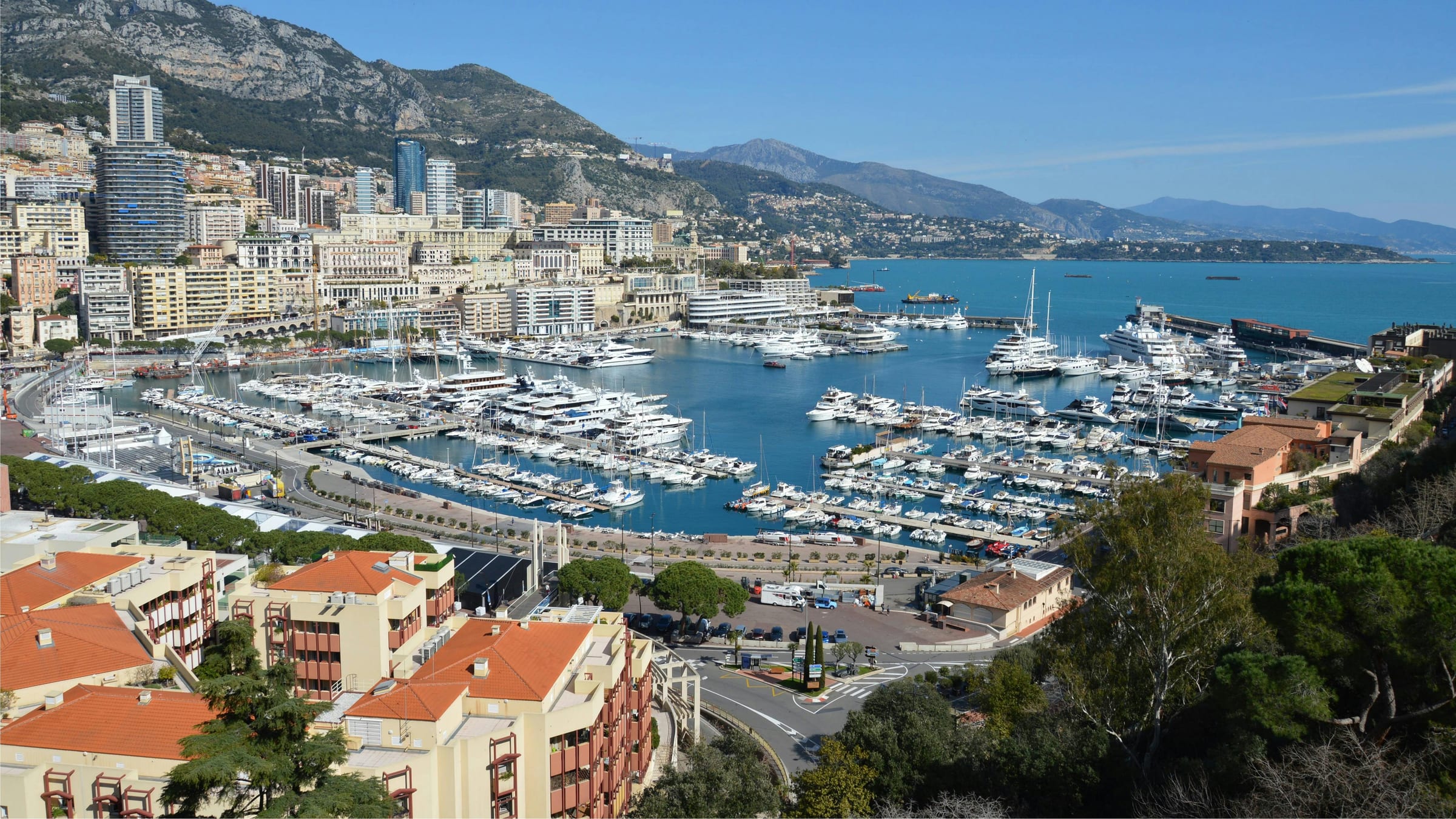 Porto di Monaco con yacht e costa mediterranea
