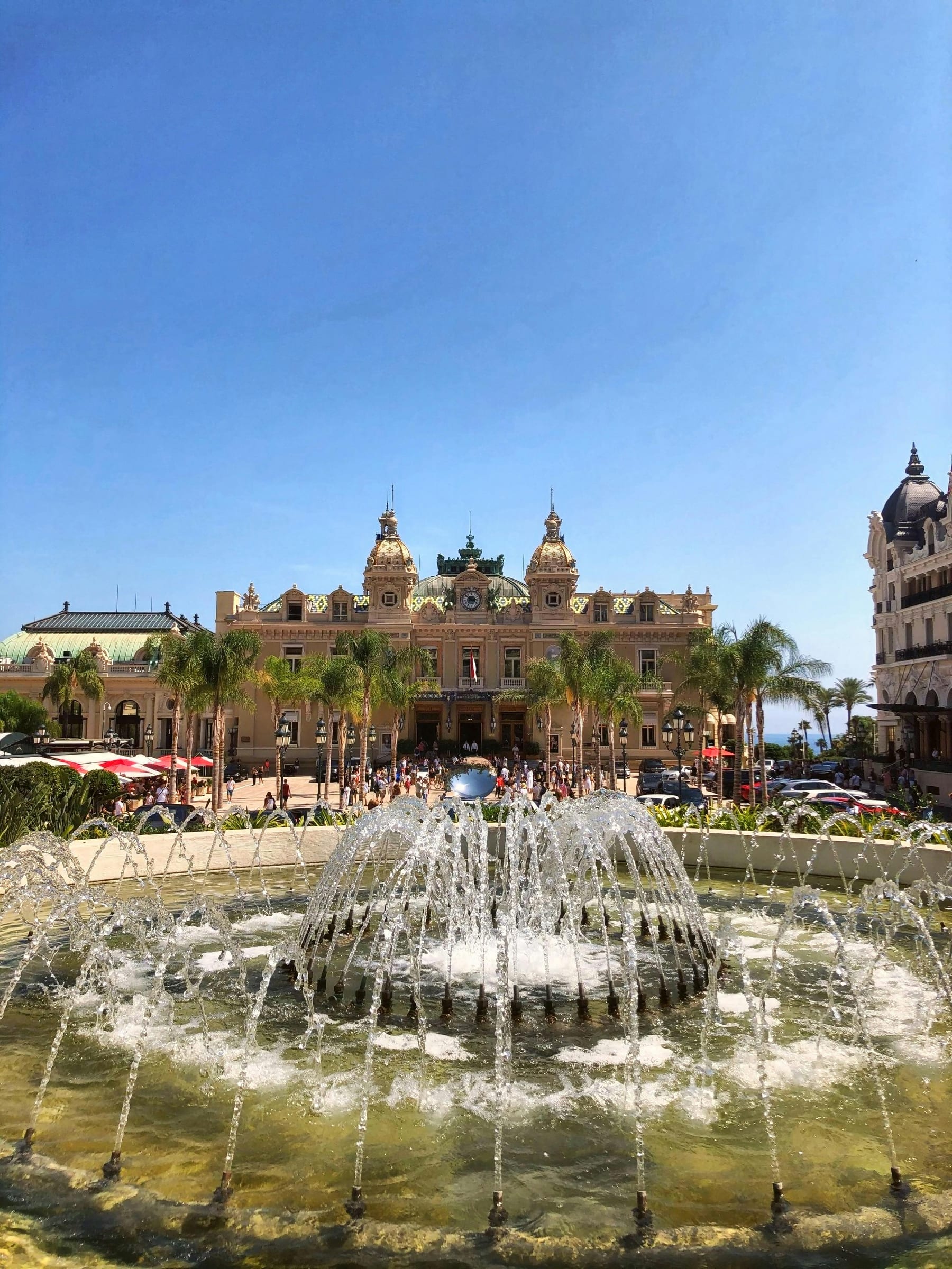 Casino di Monte-Carlo con fontana e palme