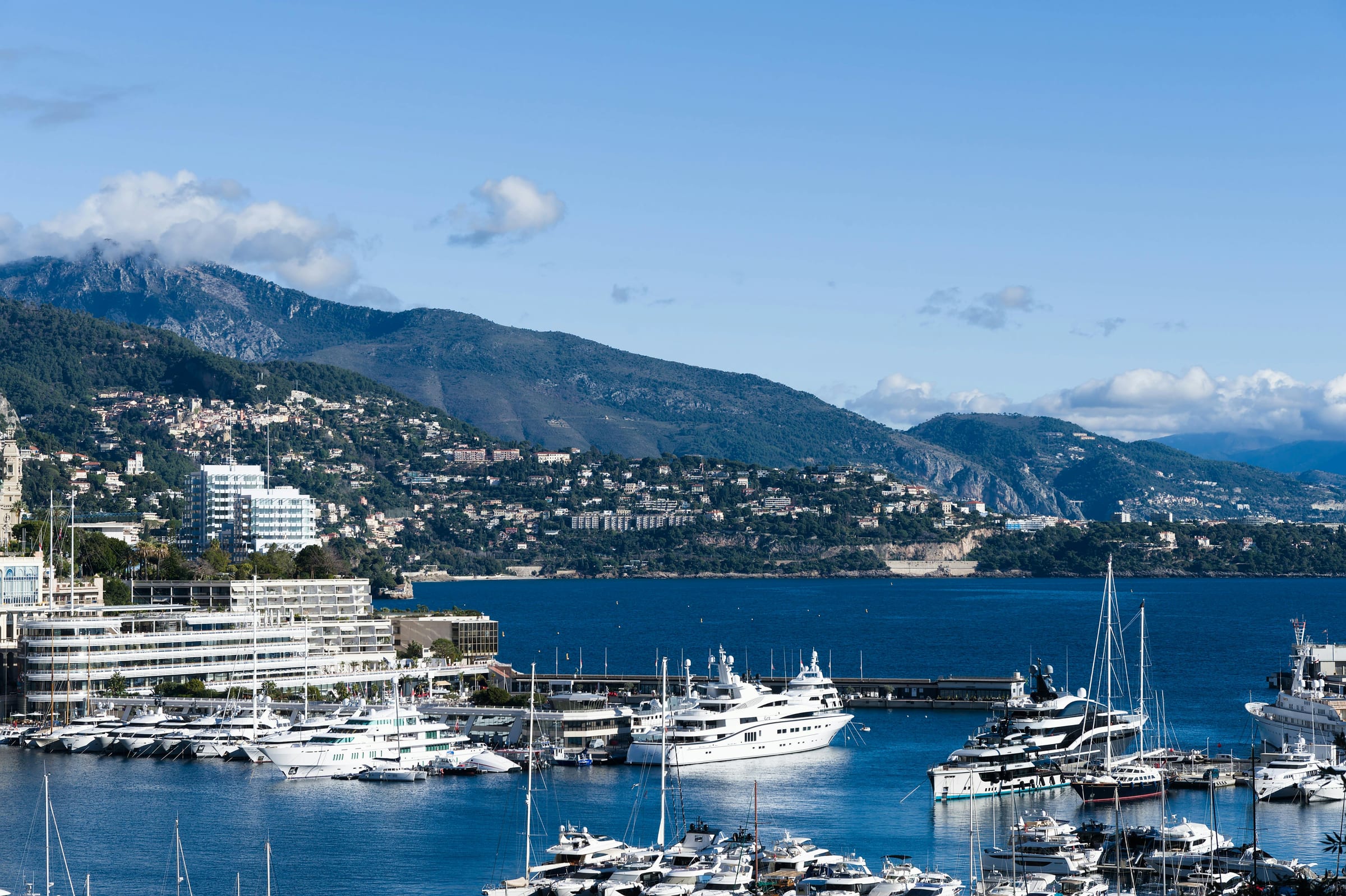 Costa di Monaco con porto, yacht e rilievi mediterranei
