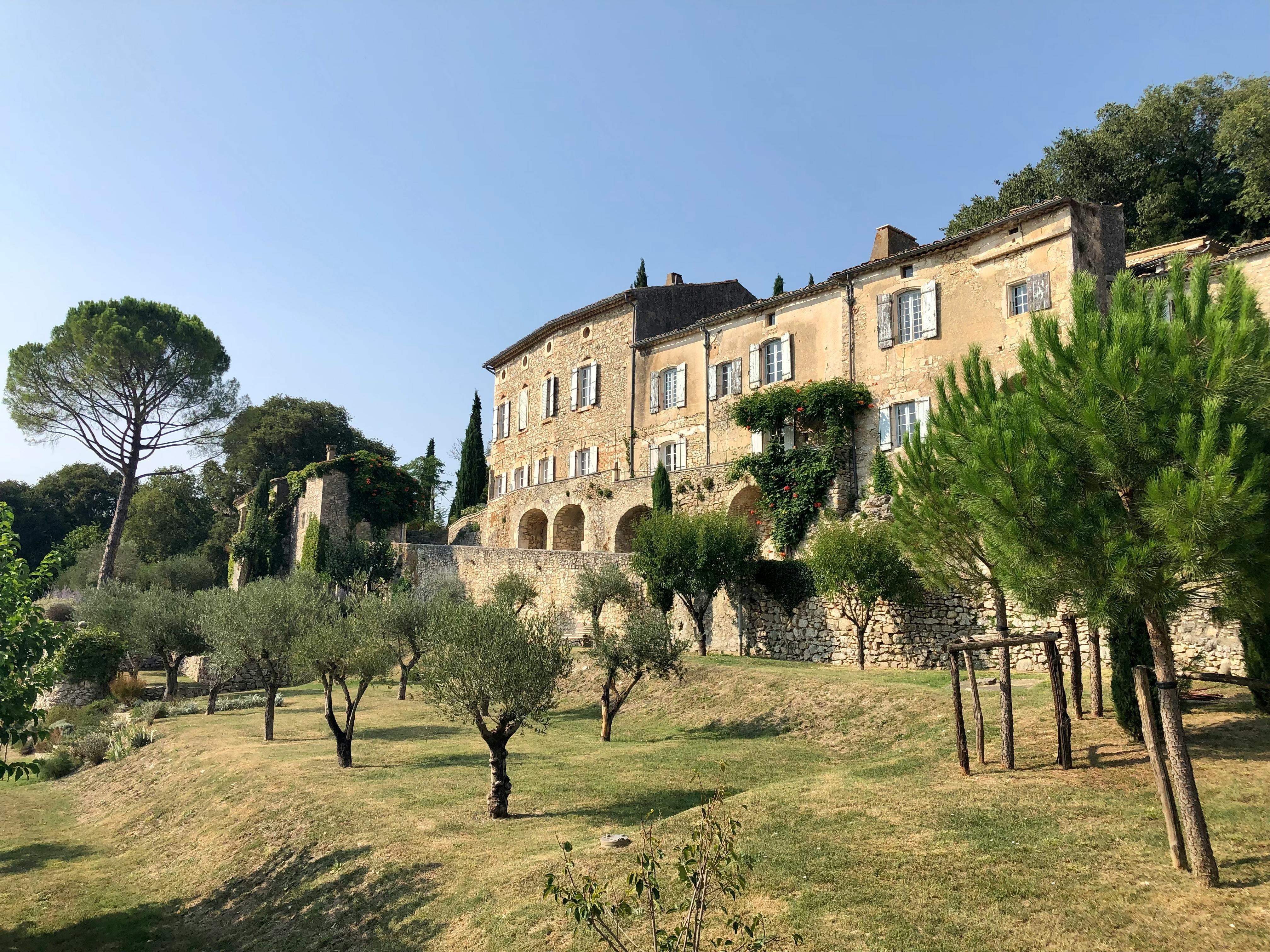 Dimora mediterranea storica con ulivi e giardino